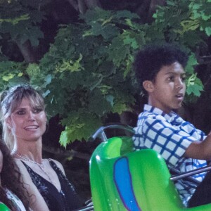 Exclusif - Heidi Klum, ses enfants Johan et Lou, son fiancé Tom Kaulitz et sa mère Erna passent la soirée à la fête foraine des Tuileries avec leur chien à Paris, le 23 juin 2019.