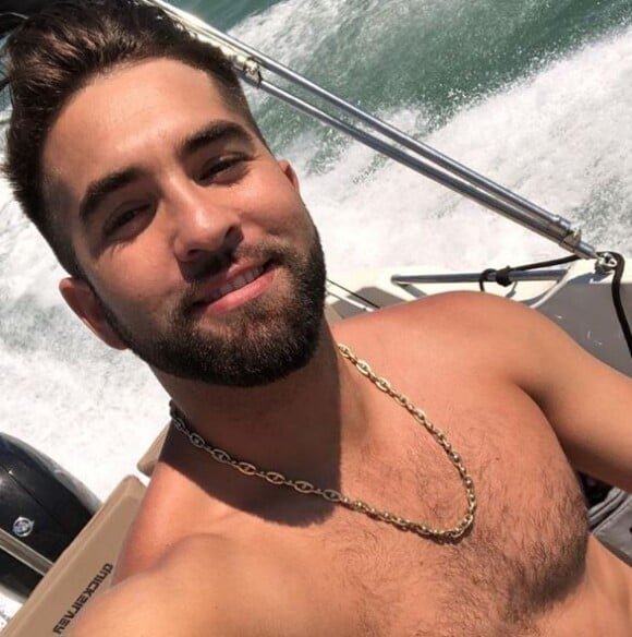 Kendji Girac torse nu sur un bateau. Photo publiée sur Instagram le 16 juillet 2019.