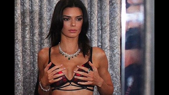 Kendall Jenner : Topless et fière de sa peau sans acné