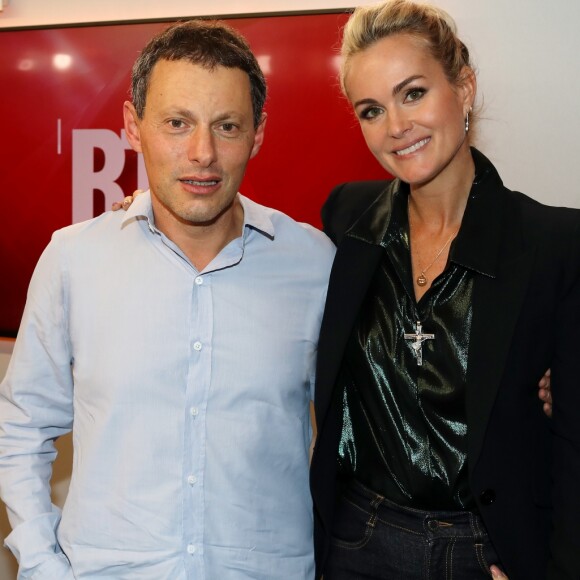 Marc-Olivier Fogiel et Laeticia Hallyday dans les locaux de RTL. L'interview enregistrée de la veuve de Johnny a été diffusée samedi matin (20 octobre 2018) pour la promotion de l'album du rockeur "Mon pays, c'est l'amour".