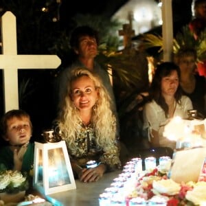 Exclusif - Laeticia Hallyday et ses proches lors de la deuxième veillée pour le premier anniversaire de la mort de Johnny Hallyday au cimetière marin de Lorient à Saint-Barthélemy le 6 décembre 2018. © Dominique Jacovides / Bestimage