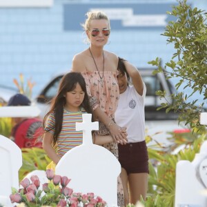 Laeticia Hallyday, ses filles Jade et Joy sont allées se recueillir sur la tombe de J.Hallyday au cimetière marin de Lorient à Saint-Barthélemy, Antilles françaises, France, le 19 avril 2018.