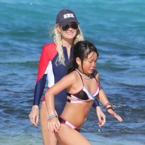 Exclusif - Laeticia Hallyday et sa fille Joy - Jade et Joy Hallyday prennent leur première leçon de surf sur la plage de Lorient avec leur mère Laeticia à Saint-Barthélemy, le 18 février 2019.