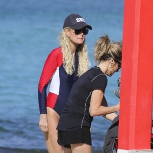 Exclusif - Laeticia Hallyday et la nounou Sylviane - Jade et Joy Hallyday prennent leur première leçon de surf sur la plage de Lorient avec leur mère Laeticia à Saint-Barthélemy, le 18 février 2019.