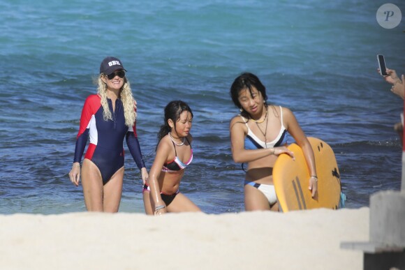 Exclusif - Laeticia Hallyday et ses filles Jade et Joy - Jade et Joy Hallyday prennent leur première leçon de surf sur la plage de Lorient avec leur mère Laeticia à Saint-Barthélemy, le 18 février 2019.