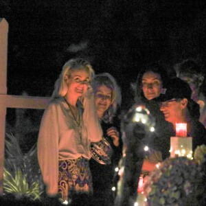 Exclusif - Arrivée samedi 16 février 2019 à Saint-Barthélemy pour les vacances scolaires des filles, Laeticia Hallyday est venue se recueillir sur la tombe de Johnny avec ses filles Jade et Joy, sa mère Françoise Thibaut et Jean Reno avec sa femme Zofia Borucka au cimetière marin de Lorient à Saint-Barthélemy.