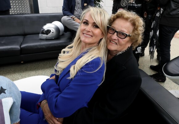 Exclusif - Laeticia Hallyday et Elyette Boudou (Mamie Rock) - Laeticia Hallyday reçoit la médaille de la ville de Toulouse en compagnie de ses filles et d'Elyette Boudou avant de quitter l'Esplanade Johnny Hallyday. Laeticia Hallyday et ses filles Jade et Joy sont venues inaugurer une esplanade portant le nom de Johnny Hallyday située en face du Zénith de Toulouse, le 15 juin 2019, date hautement symbolique puisque le rockeur aurait eu 76 ans. © Dominique Jacovides/Bestimage