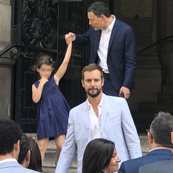 Exclusif - Prix spécial - No Web - Marc-Olivier Fogiel avec son mari François Roelants et leurs filles Lily et Mila, Anne Hidalgo - Bruno Julliard (Premier Adjoint à la Maire de Paris chargé de la culture, du patrimoine, des métiers d'art, des relations avec les arrondissements et de la nuit) s'est marié avec Paul Le Goff à la mairie du 10ème arrondissement de Paris le 8 juillet 2017.