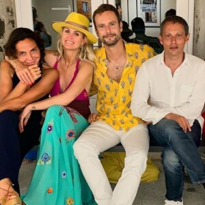 Laeticia Hallyday pose avec Sandra Sisley, Marc-Olivier Fogiel, son mari François Roelants et Liliane Jossua à Saint-Barthélemy le 19 juillet 2019.