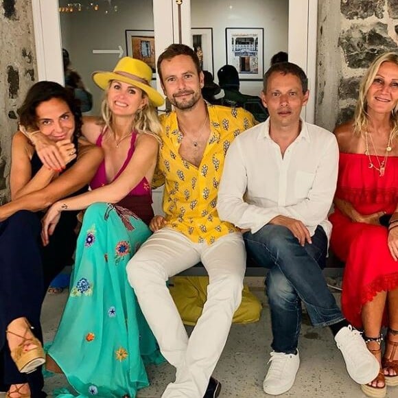 Laeticia Hallyday pose avec Sandra Sisley, Marc-Olivier Fogiel, son mari François Roelants et Liliane Jossua à Saint-Barthélemy le 19 juillet 2019.