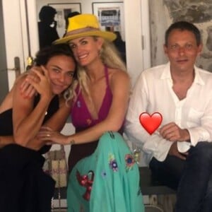 Laeticia Hallyday pose avec Sandra Sisley et Marc-Olivier Fogiel, à Saint-Barthélemy le 19 juillet 2019.