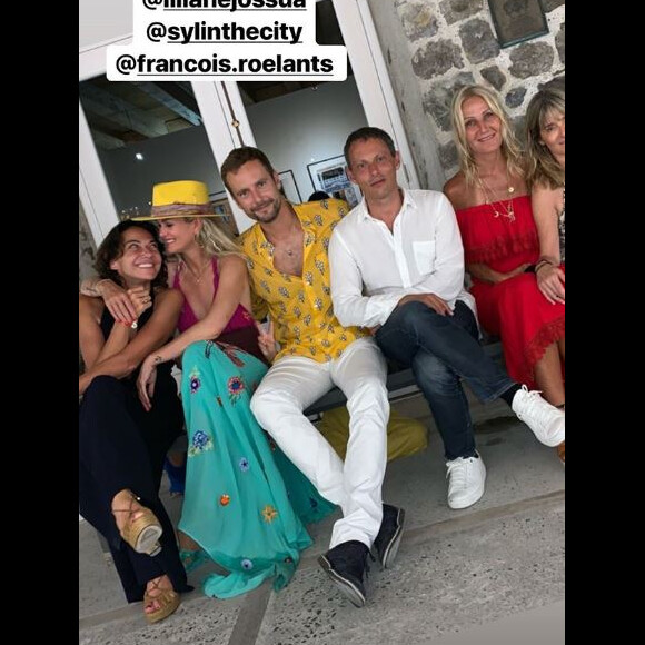 Laeticia Hallyday pose avec Sandra Sisley, Marc-Olivier Fogiel, son mari François Roelants et Liliane Jossua à Saint-Barthélemy le 19 juillet 2019.