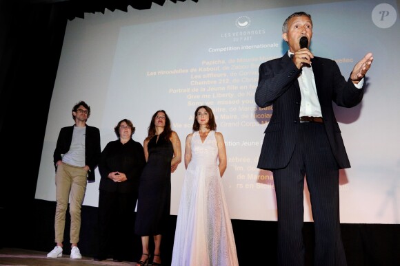 Elsa Zylberstein (maîtresse de cérémonie du festival), Azouz Begag (président du jury du festival) Hugo Gélin, Lorraine Lévy et Zoé Félix au cinéma l'Eden lors de la 5ème édition "Les Vendanges du 7ème Art : Festival International du Film en Médoc" à Pauillac, le 9 juillet 2019. © Patrick Bernard/Jean-Marc Lhomer/Bestimage