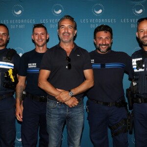 Jean Dujardin (parrain du festival) avec des agents de la police municipale lors de la 5ème édition "Les Vendanges du 7ème Art : Festival International du Film en Médoc" à Pauillac, le 4 juillet 2019. © Patrick Bernard/Jean-Marc Lhomer/Bestimage