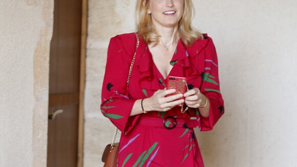Julie Gayet pimpante en robe rouge : la compagne de François Hollande se lâche