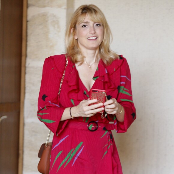 Exclusif - L'actrice Julie Gayet à l'occasion de sa journèe de conférence et de masterclass sur le cinéma au Féminin durant le festival du film international de Pauillac, dans le Médoc, a pu visiter le prestigieux Château Grand-Puy Ducasse, Grand cru classé, qui a la particularité d'avoir une femme maître de chais, Cécile Barnier, à la tête des précieuses cuvées. Julie Gayet était heureuse et étonnée de voir une femme à la tête des caves du château. Elle a ensuite réalisé une photo en 3D et en mouvement avec un système regroupant une vingtaine d'appareils photos déclenchant en même temps, à Pauillac, France, le 10 Juillet 2019. © Bernard-Lhomer/Bestimage