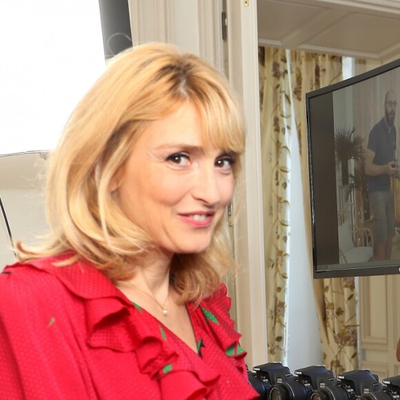 Exclusif - L'actrice Julie Gayet à l'occasion de sa journèe de conférence et de masterclass sur le cinéma au Féminin durant le festival du film international de Pauillac, dans le Médoc, a pu visiter le prestigieux Château Grand-Puy Ducasse, Grand cru classé, qui a la particularité d'avoir une femme maître de chais, Cécile Barnier, à la tête des précieuses cuvées. Julie Gayet était heureuse et étonnée de voir une femme à la tête des caves du château. Elle a ensuite réalisé une photo en 3D et en mouvement avec un système regroupant une vingtaine d'appareils photos déclenchant en même temps, à Pauillac, France, le 10 Juillet 2019. © Bernard-Lhomer/Bestimage