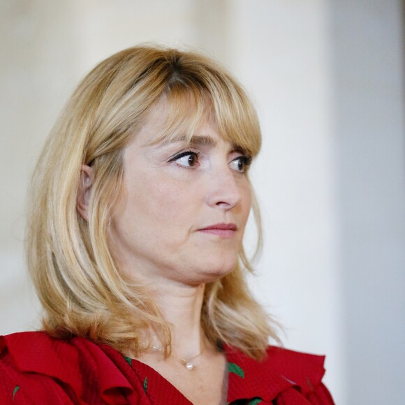 Exclusif - L'actrice Julie Gayet à l'occasion de sa journèe de conférence et de masterclass sur le cinéma au Féminin durant le festival du film international de Pauillac, dans le Médoc, a pu visiter le prestigieux Château Grand-Puy Ducasse, Grand cru classé, qui a la particularité d'avoir une femme maître de chais, Cécile Barnier, à la tête des précieuses cuvées. Julie Gayet était heureuse et étonnée de voir une femme à la tête des caves du château. Elle a ensuite réalisé une photo en 3D et en mouvement avec un système regroupant une vingtaine d'appareils photos déclenchant en même temps, à Pauillac, France, le 10 Juillet 2019. © Bernard-Lhomer/Bestimage