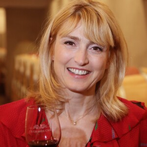 Exclusif - L'actrice Julie Gayet à l'occasion de sa journèe de conférence et de masterclass sur le cinéma au Féminin durant le festival du film international de Pauillac, dans le Médoc, a pu visiter le prestigieux Château Grand-Puy Ducasse, Grand cru classé, qui a la particularité d'avoir une femme maître de chais, Cécile Barnier, à la tête des précieuses cuvées. Julie Gayet était heureuse et étonnée de voir une femme à la tête des caves du château. Elle a ensuite réalisé une photo en 3D et en mouvement avec un système regroupant une vingtaine d'appareils photos déclenchant en même temps, à Pauillac, France, le 10 Juillet 2019. © Bernard-Lhomer/Bestimage