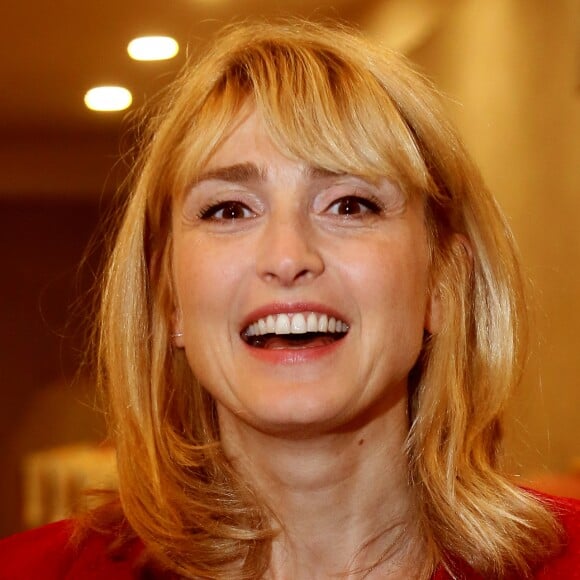 Exclusif - L'actrice Julie Gayet à l'occasion de sa journèe de conférence et de masterclass sur le cinéma au Féminin durant le festival du film international de Pauillac, dans le Médoc, a pu visiter le prestigieux Château Grand-Puy Ducasse, Grand cru classé, qui a la particularité d'avoir une femme maître de chais, Cécile Barnier, à la tête des précieuses cuvées. Julie Gayet était heureuse et étonnée de voir une femme à la tête des caves du château. Elle a ensuite réalisé une photo en 3D et en mouvement avec un système regroupant une vingtaine d'appareils photos déclenchant en même temps, à Pauillac, France, le 10 Juillet 2019. © Bernard-Lhomer/Bestimage