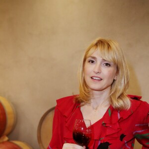 Exclusif - L'actrice Julie Gayet à l'occasion de sa journèe de conférence et de masterclass sur le cinéma au Féminin durant le festival du film international de Pauillac, dans le Médoc, a pu visiter le prestigieux Château Grand-Puy Ducasse, Grand cru classé, qui a la particularité d'avoir une femme maître de chais, Cécile Barnier, à la tête des précieuses cuvées. Julie Gayet était heureuse et étonnée de voir une femme à la tête des caves du château. Elle a ensuite réalisé une photo en 3D et en mouvement avec un système regroupant une vingtaine d'appareils photos déclenchant en même temps, à Pauillac, France, le 10 Juillet 2019. © Bernard-Lhomer/Bestimage  (No Web pour la Belgique et la Suisse) Exclusive - For Germany Call For Price - French actress Julie Gayet on the occasion of her conference and masterclass on the cinema at the Feminine during the international film festival of Pauillac, was able to visit the prestigious "Château Grand-Puy Ducasse, Grand Cru Classé", in Pauillac, France, on July 10, 2019.10/07/2019 - Pauillac