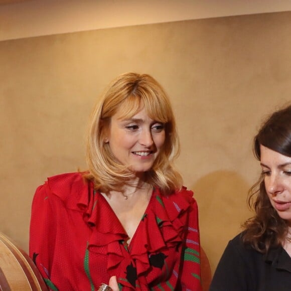 Exclusif - L'actrice Julie Gayet à l'occasion de sa journèe de conférence et de masterclass sur le cinéma au Féminin durant le festival du film international de Pauillac, dans le Médoc, a pu visiter le prestigieux Château Grand-Puy Ducasse, Grand cru classé, qui a la particularité d'avoir une femme maître de chais, Cécile Barnier, à la tête des précieuses cuvées. Julie Gayet était heureuse et étonnée de voir une femme à la tête des caves du château. Elle a ensuite réalisé une photo en 3D et en mouvement avec un système regroupant une vingtaine d'appareils photos déclenchant en même temps, à Pauillac, France, le 10 Juillet 2019. © Bernard-Lhomer/Bestimage  (No Web pour la Belgique et la Suisse) Exclusive - For Germany Call For Price - French actress Julie Gayet on the occasion of her conference and masterclass on the cinema at the Feminine during the international film festival of Pauillac, was able to visit the prestigious "Château Grand-Puy Ducasse, Grand Cru Classé", in Pauillac, France, on July 10, 2019.10/07/2019 - Pauillac