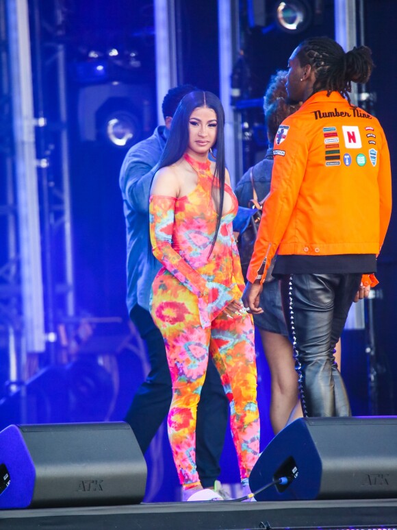 Cardi B et son compagnon Offset sur la scène de l'émission "Jimmy Kimmel Live!" à Los Angeles, le 17 juillet 2019.