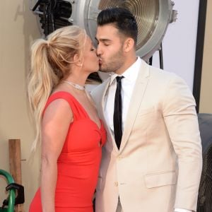 Britney Spears et son compagnon Sam Asghari à la première de "Once Upon a Time... in Hollywood" à Los Angeles, le 22 juillet 2019.