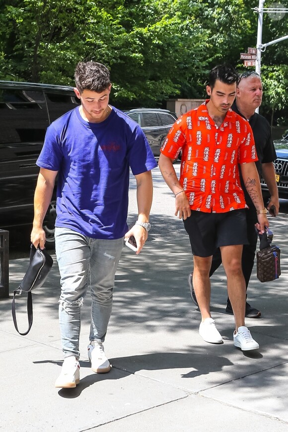 Exclusif - Nick et Joe Jonas arrivent à l'hôpital Mount Sinai à New York, le 22 juillet 2019.