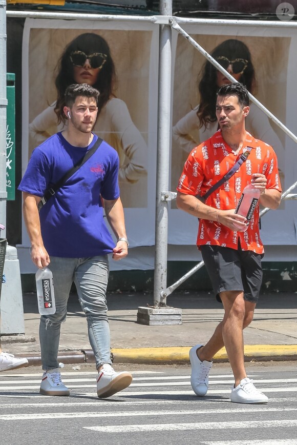 Exclusif - Nick et Joe Jonas arrivent à l'hôpital Mount Sinai à New York, le 22 juillet 2019.