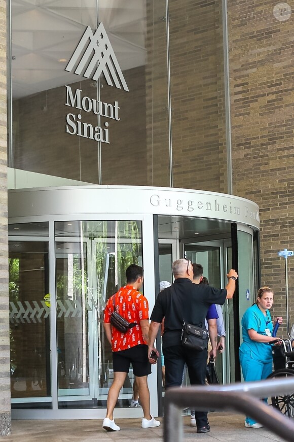 Exclusif - Nick et Joe Jonas arrivent à l'hôpital Mount Sinai à New York, le 22 juillet 2019.