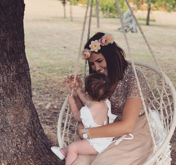 Tiffany de "Mariés au premier regard" enceinte et radieuse avec sa fille Romy, le 14 juillet 2019