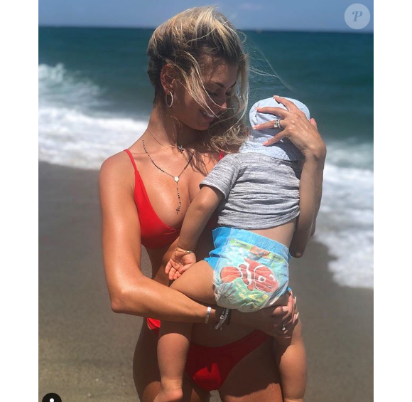 Mélanie Da Cruz avec son fils Swan à la plage, le 15 juillet 2019