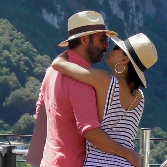 Exclusif - Eva Longoria, son mari Jose Baston se promènent en amoureux dans les rues de Capri en Italie le 14 juillet 2019.