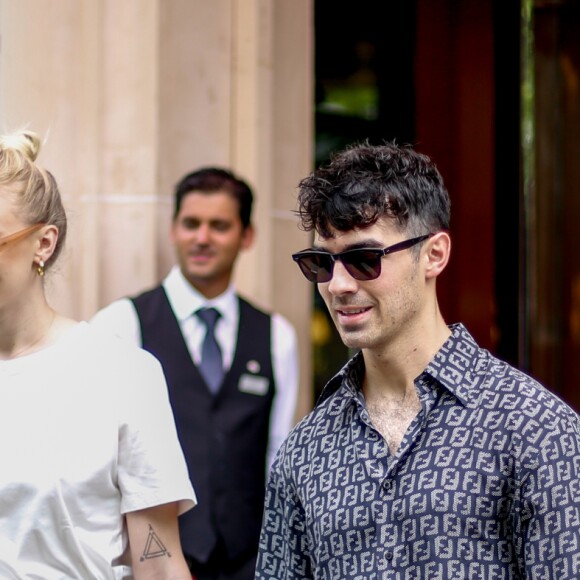 Sophie Turner et Joe Jonas quittant Le Royal Monceau à Paris, le 24 juin 2019.