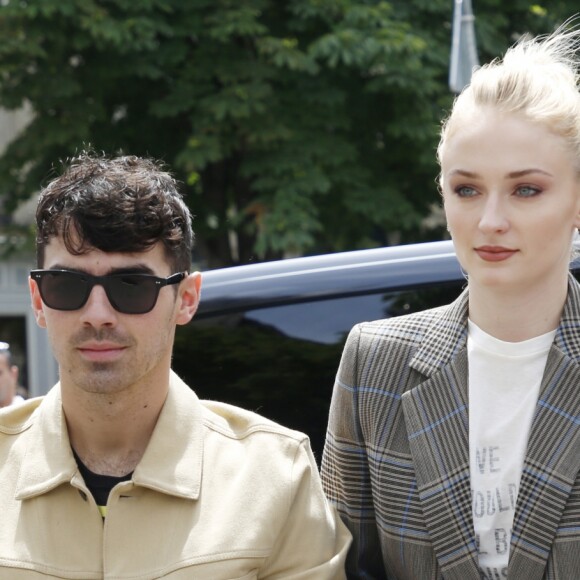 Joe Jonas et Sophie Turner arrivent au restaurant L'Avenue à Paris le 23 juin 2019