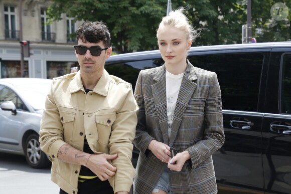 Joe Jonas et Sophie Turner arrivent au restaurant L'Avenue à Paris le 23 juin 2019