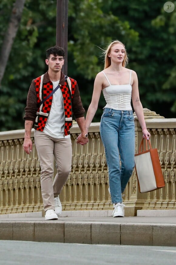 Joe Jonas et sa femme Sophie Turner se promènent aux Jardin des Tuileries, à Paris, le 22 juin 2019.