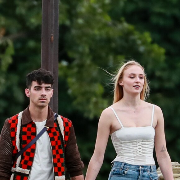 Joe Jonas et sa femme Sophie Turner se promènent aux Jardin des Tuileries, à Paris, le 22 juin 2019.