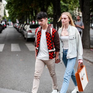 Joe Jonas et sa femme Sophie Turner se promènent aux Jardin des Tuileries, à Paris, le 22 juin 2019.