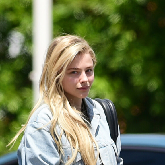 Chloe Grace Moretz quitte un restaurant de Los Angeles après avoir déjeuné avec une amie à Los Angeles, le 22 avril 2019.