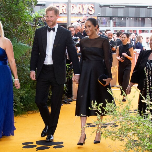 Meghan Markle, duchesse de Sussex, avec le prince Harry lors de la première du film Le Roi Lion au cinéma Odeon Luxe Leicester Square à Londres, le 14 juillet 2019.