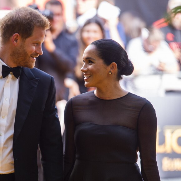 Meghan Markle, duchesse de Sussex, avec le prince Harry lors de la première du film Le Roi Lion au cinéma Odeon Luxe Leicester Square à Londres, le 14 juillet 2019.