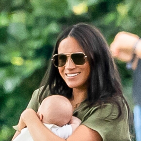 Meghan Markle, duchesse de Sussex, avec son fils Archie dans les bras le 10 juillet 2019 dans le Berkshire lors d'un tournoi de polo disputé par le prince Harry à Wokinghan.