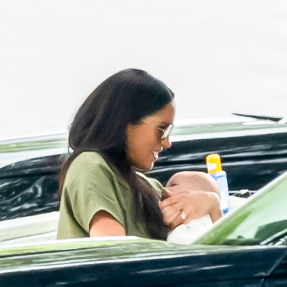 Meghan Markle, duchesse de Sussex, avec son fils Archie dans les bras le 10 juillet 2019 dans le Berkshire lors d'un tournoi de polo disputé par le prince Harry à Wokinghan.