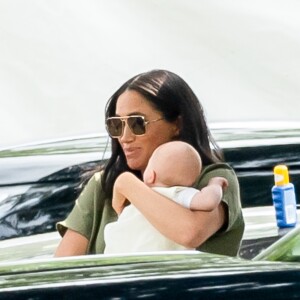 Meghan Markle, duchesse de Sussex, avec son fils Archie dans les bras lors d'un match de polo de bienfaisance à Wokinghan le 10 juillet 2019.