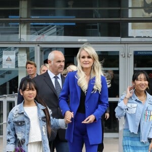 Exclusif - Laeticia Hallyday et ses filles Jade et Joy à leur arrivée au Zénith de Toulouse. Elles sont escortées par des bikers pour se rendre à l'Esplanade. A leur arrivée, elles ont retrouvé Elyette Boudou (Mamie Rock). Elles viennent inaugurer une esplanade portant le nom de Johnny Hallyday située en face du Zénith de Toulouse, le 15 juin 2019, date hautement symbolique puisque le rockeur aurait eu 76 ans. Laeticia porte le pendentif crucifix de Johnny autour du cou. © Dominique Jacovides/Bestimage