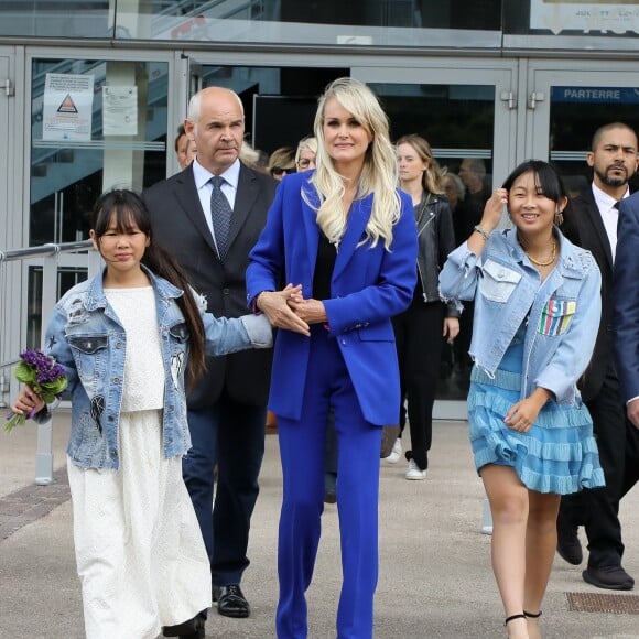 Exclusif - Laeticia Hallyday et ses filles Jade et Joy à leur arrivée au Zénith de Toulouse. Elles sont escortées par des bikers pour se rendre à l'Esplanade. A leur arrivée, elles ont retrouvé Elyette Boudou (Mamie Rock). Elles viennent inaugurer une esplanade portant le nom de Johnny Hallyday située en face du Zénith de Toulouse, le 15 juin 2019, date hautement symbolique puisque le rockeur aurait eu 76 ans. Laeticia porte le pendentif crucifix de Johnny autour du cou. © Dominique Jacovides/Bestimage