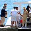 Katy Perry porte une combinaison pantalon fleurie et un chapeau de paille à son arrivée en bateau à Ibiza, le 28 juillet 2019.