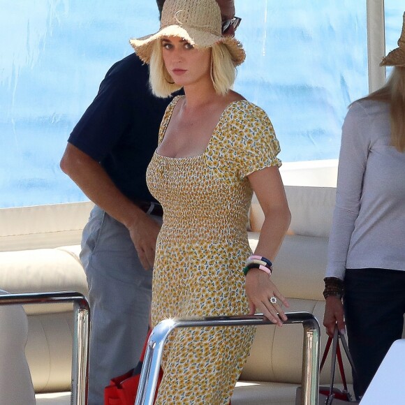 Katy Perry porte une combinaison pantalon fleurie et un chapeau de paille à son arrivée en bateau à Ibiza, le 28 juillet 2019.